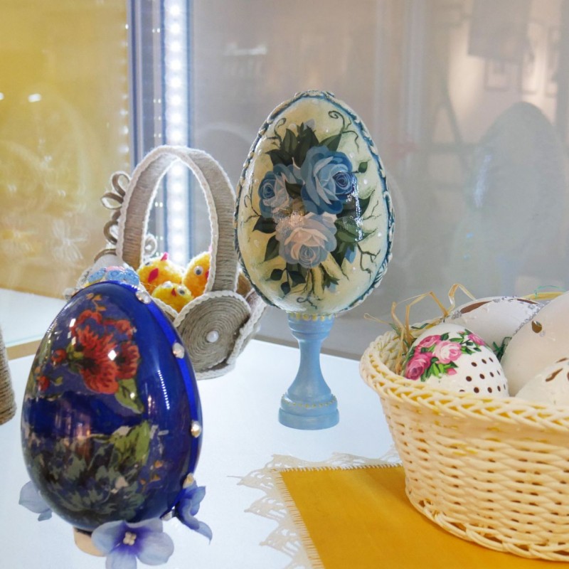 Jajka wielkanocne wykonane przez Panie z sekcji rękodzieła artystycznego "gUsToWnia" UTW Kęty / fot. DK Kęty 