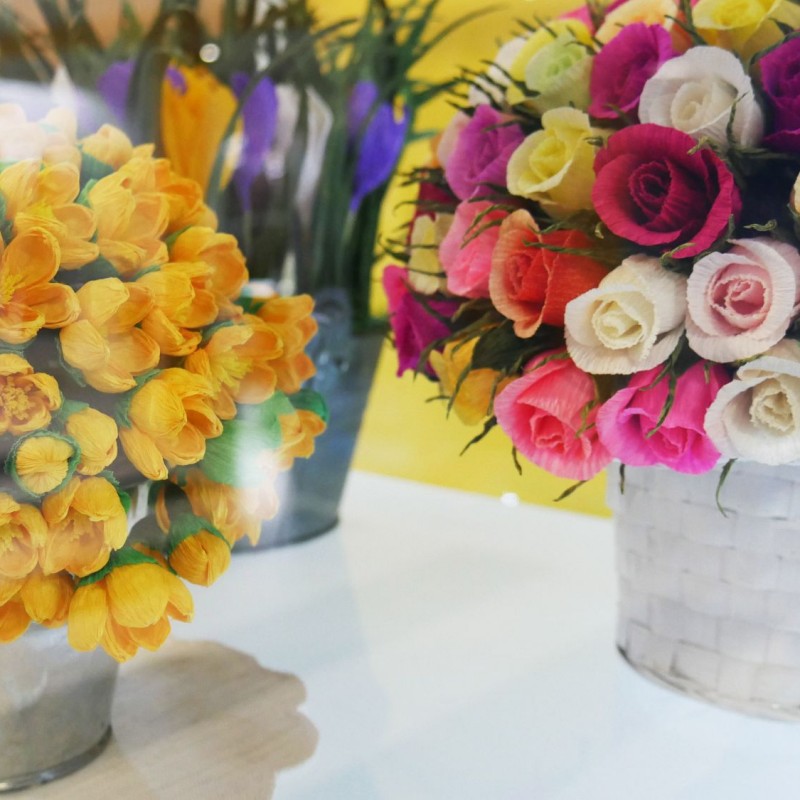 Kwiaty z bibuły wykonane przez Panie z sekcji rękodzieła artystycznego "gUsToWnia" UTW Kęty / fot. DK Kęty 
