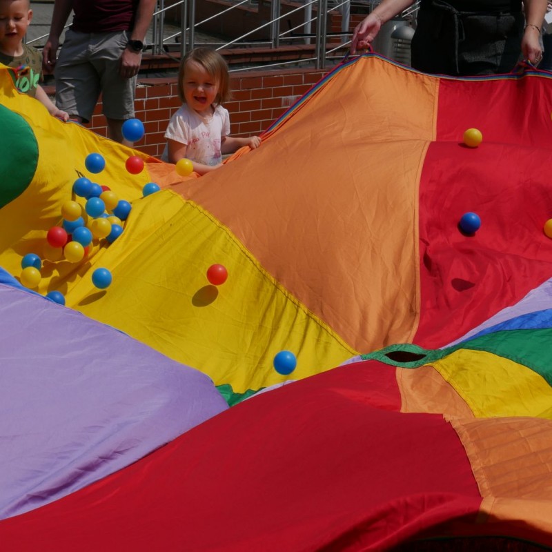 Dzieci bawią się kolorowymi, plastikowymi kulkami na guście Klanzy.