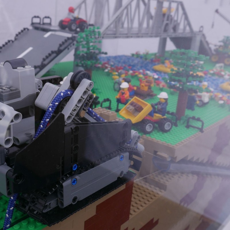 Zbliżenie na stoisko z konstrukcjami i klockami Lego.