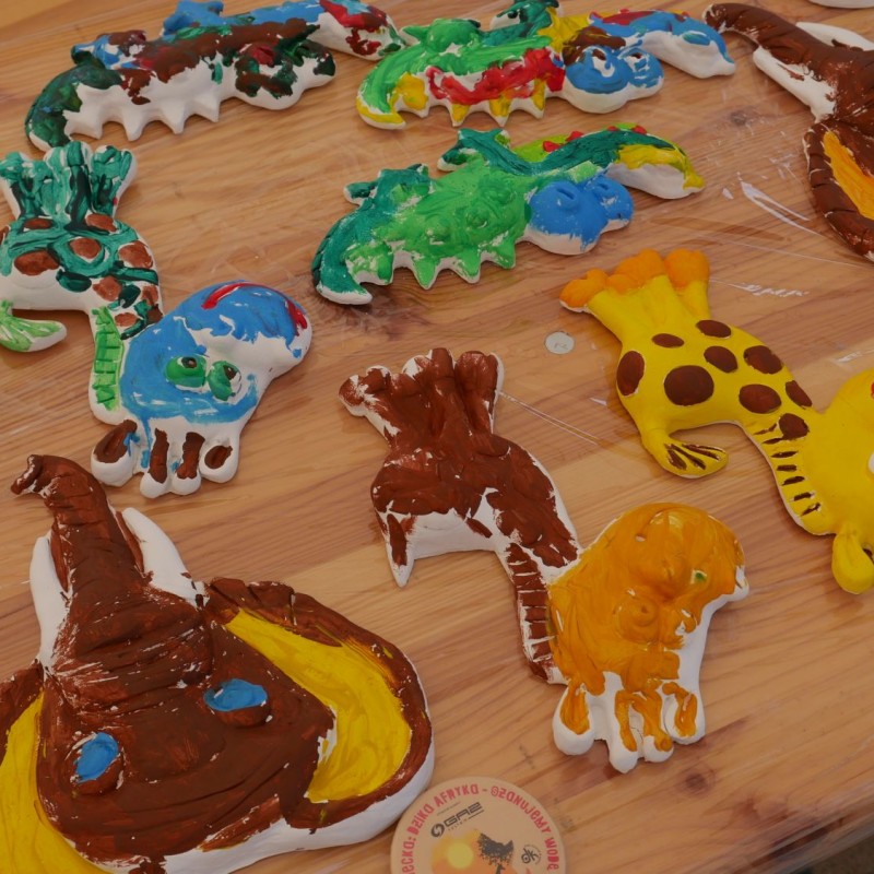 Figurki pomalowane przez dzieci przedstawiające zwierzęta.