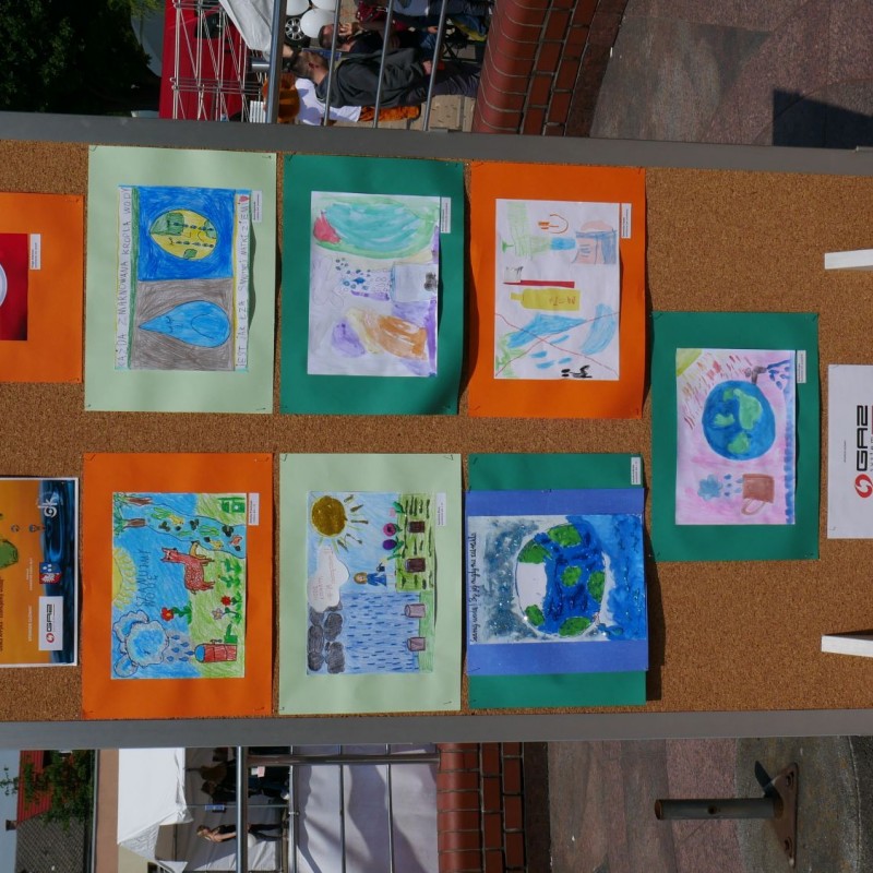 Prace plastyczne umieszczone na tablicy stworzone przez dzieci.
