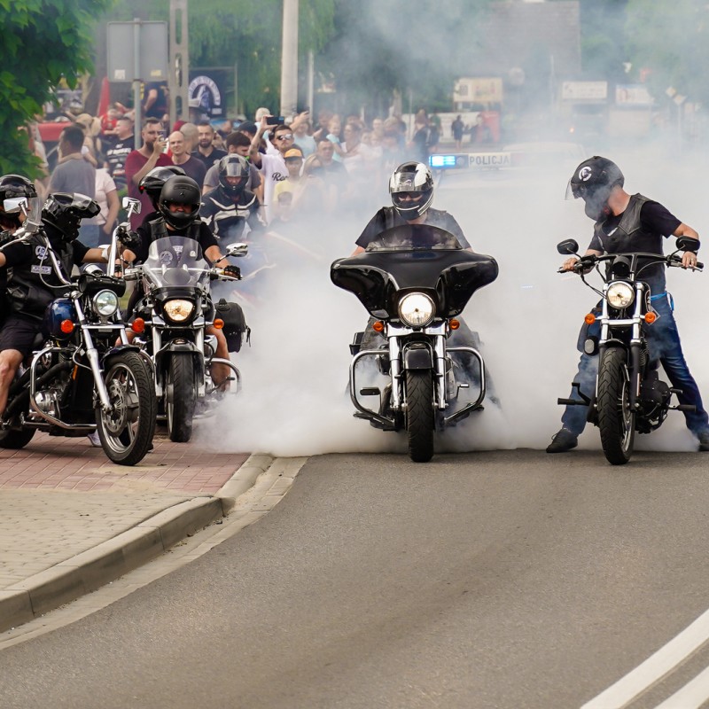 Grupa motocyklowa podczas rajdu na Kęckich drogach za nimi dym.