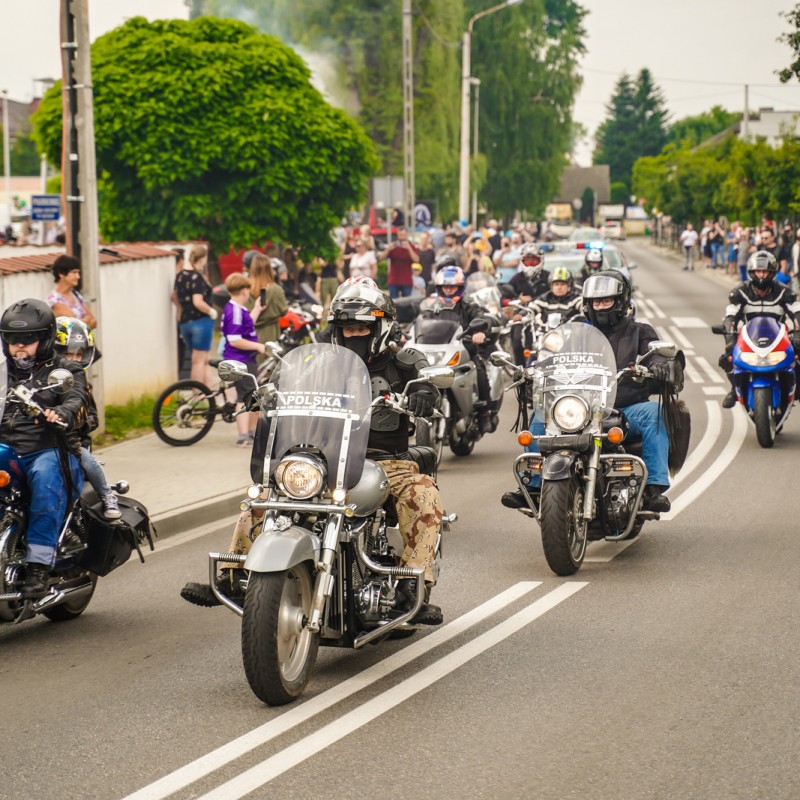 Grupa motocyklowa podczas rajdu na Kęckich drogach.