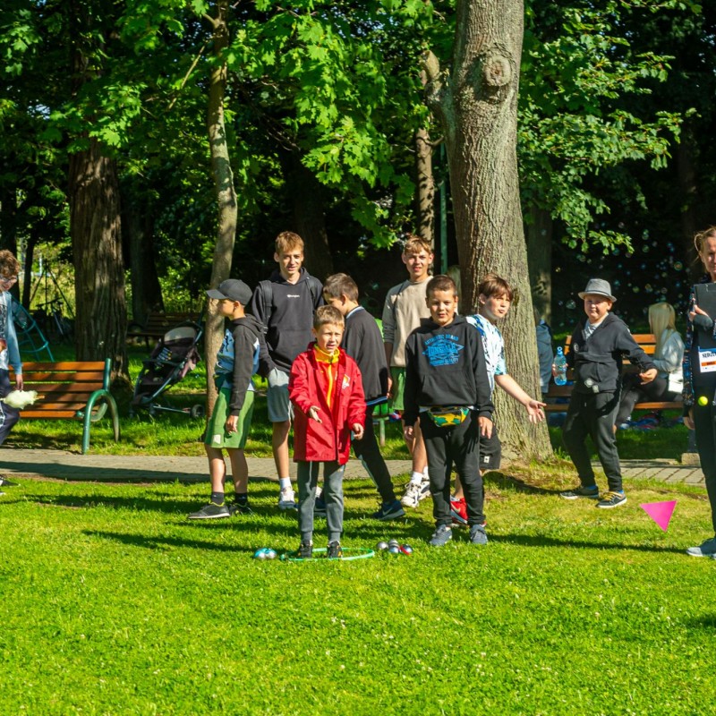 Fot. Łukasz Kuc/Dzieci bawią się na świeżym powietrzu w parku podczas słonecznego dnia.