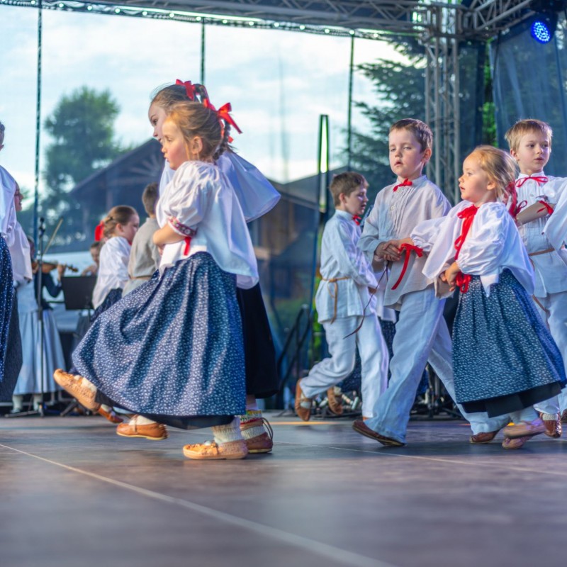 Fot. Łukasz Kuc/Dzieci z grupy "Małe Kęty" tańczą na scenie plenerowej.