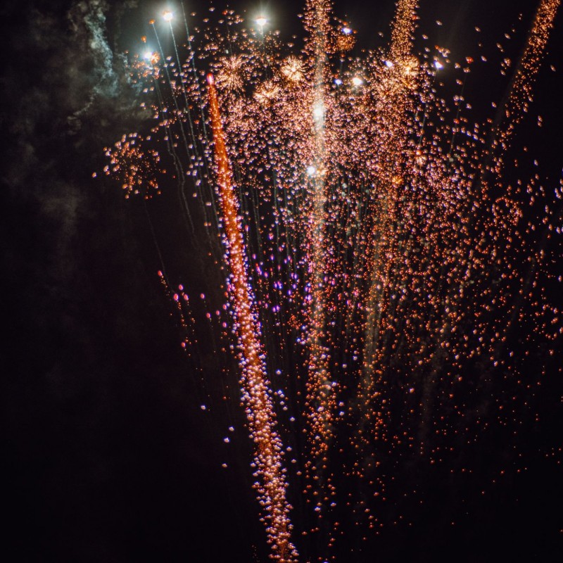 Fot. Łukasz Kuc/Różnobarwne fajerwerki mieniące się na czarnym niebie.