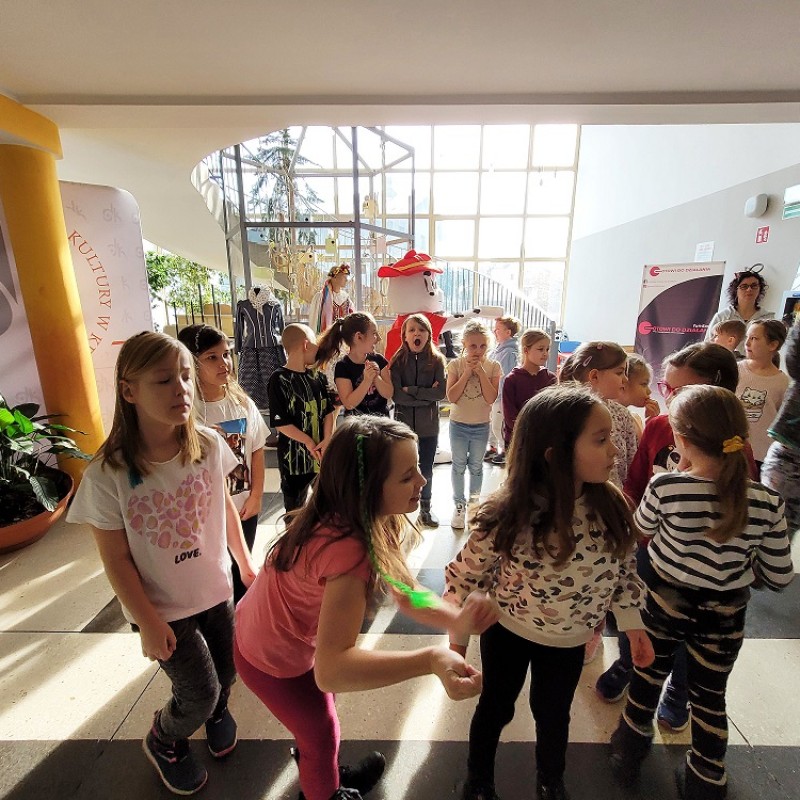Dzieci bawiące się na holu Domu Kultury.